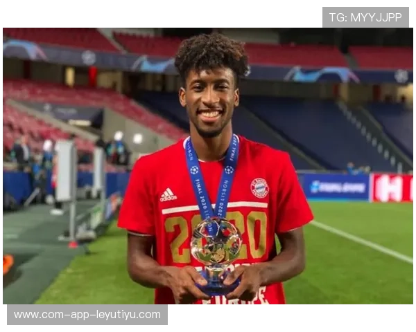 球员在欧冠赛后接受颁奖并发表感言，欧冠领奖