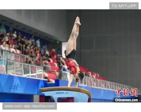 体操小将表演跳马失败！全场为她鼓掌加油