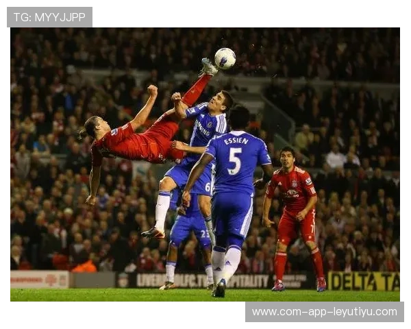 切尔西边路回做成功，射门线路出现