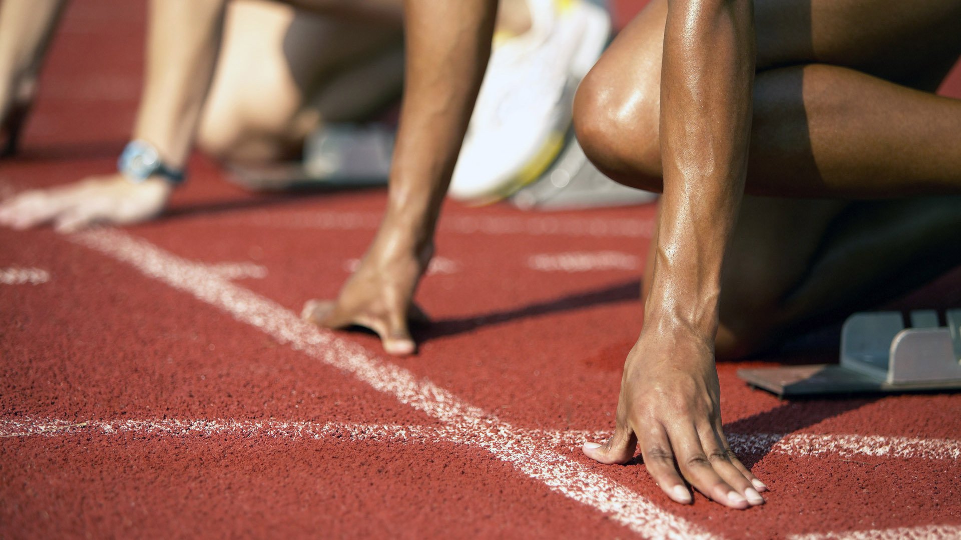 朱婷带队抵达赛区开启备战模式,朱婷带伤参加比赛