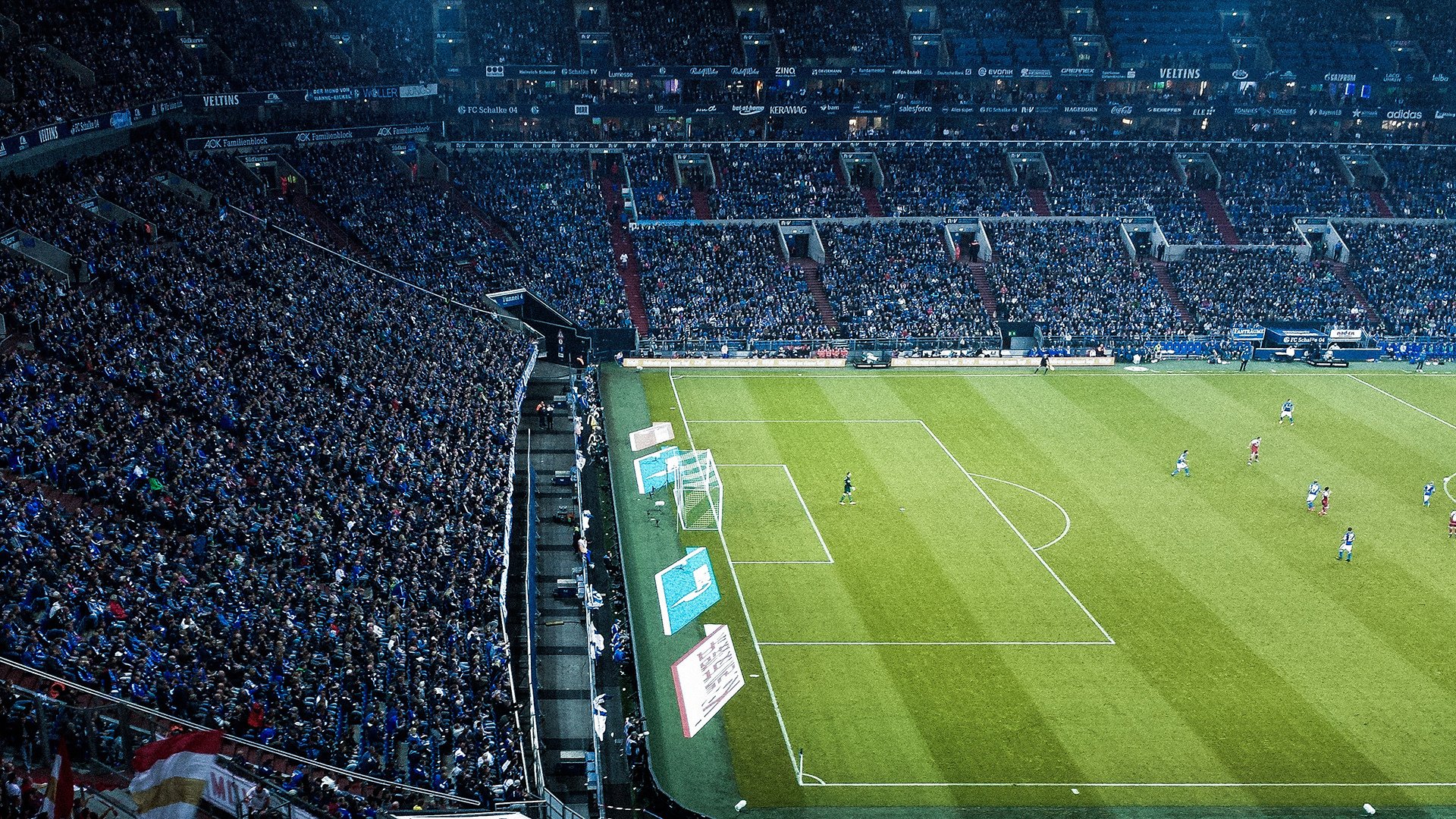 中国足球比赛直播中整场解说连贯性与评论深度提升，中国足球比赛现场